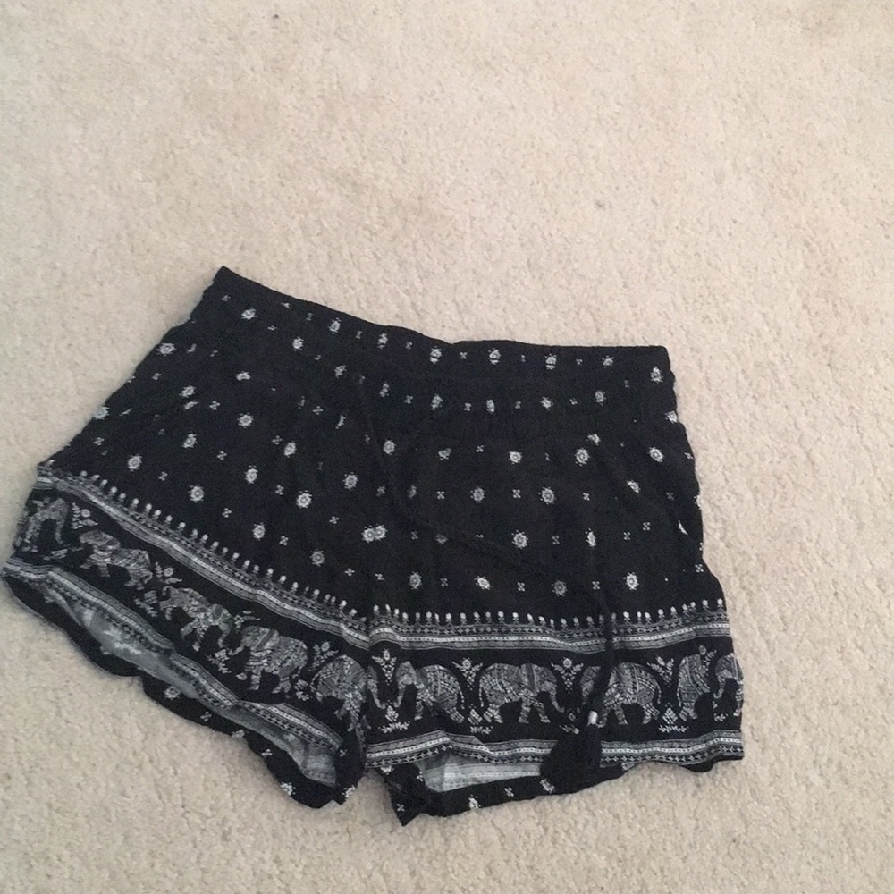 blacks and white print flowy shorts
